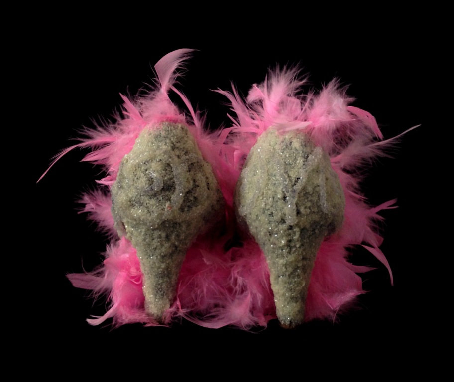 Criminal Aesthetic Fashion #22, 2013, glitter pulver, plumes, size n39 / 8, unique piece