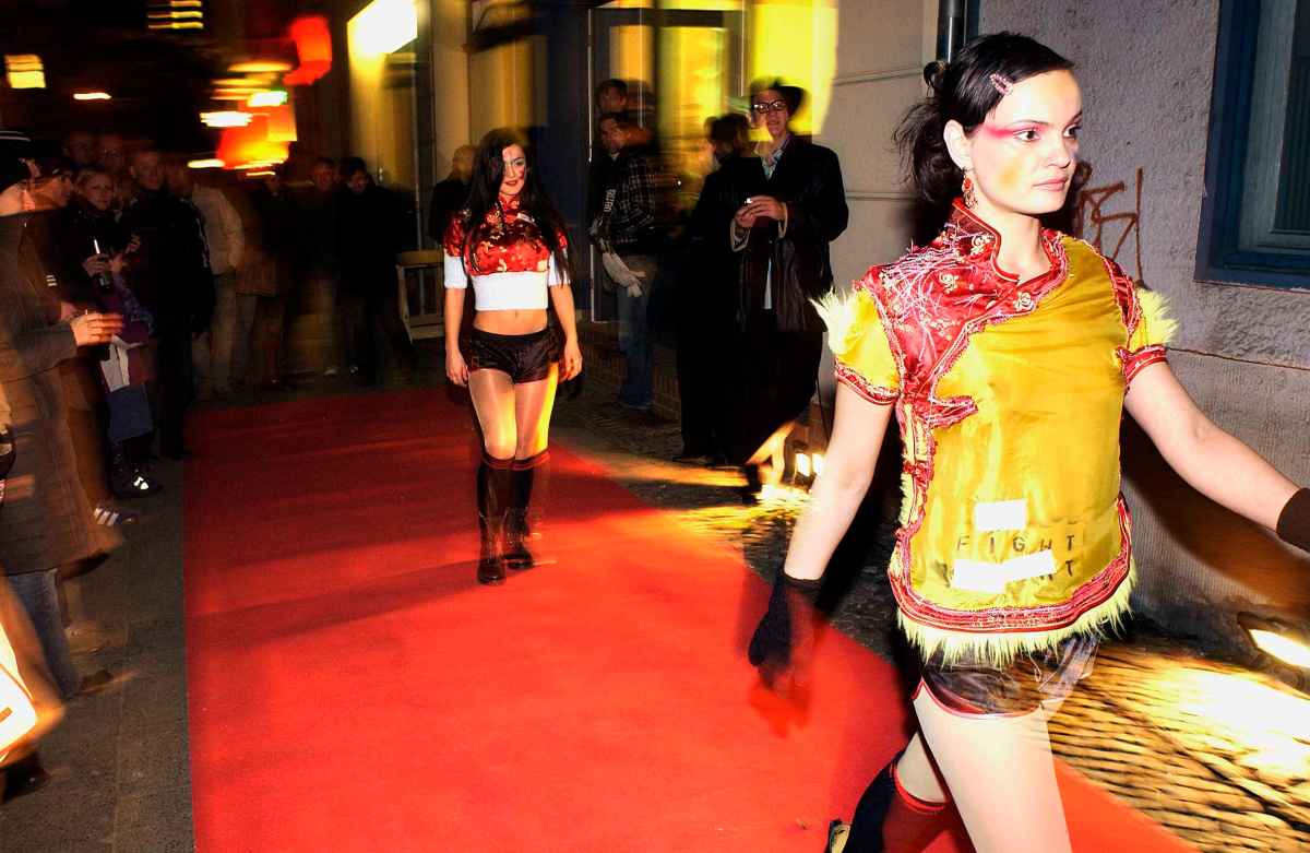 Buy or Die, performance, Play Gallery, Berlin, 2004