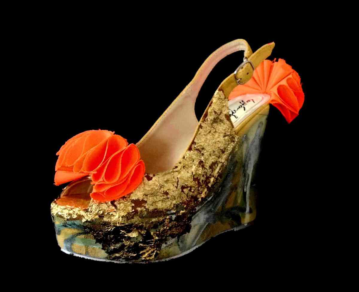 Juliet & the Forbidden Games Shoes #9, 2013, gold leaf, spray and wool on leather shoes, unique piece